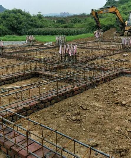 地基鋼筋圈梁綁扎完工，為穩固建筑打下堅實基礎